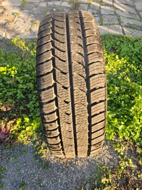 Гуми Зимни 235/65R16, снимка 1 - Гуми и джанти - 47664290