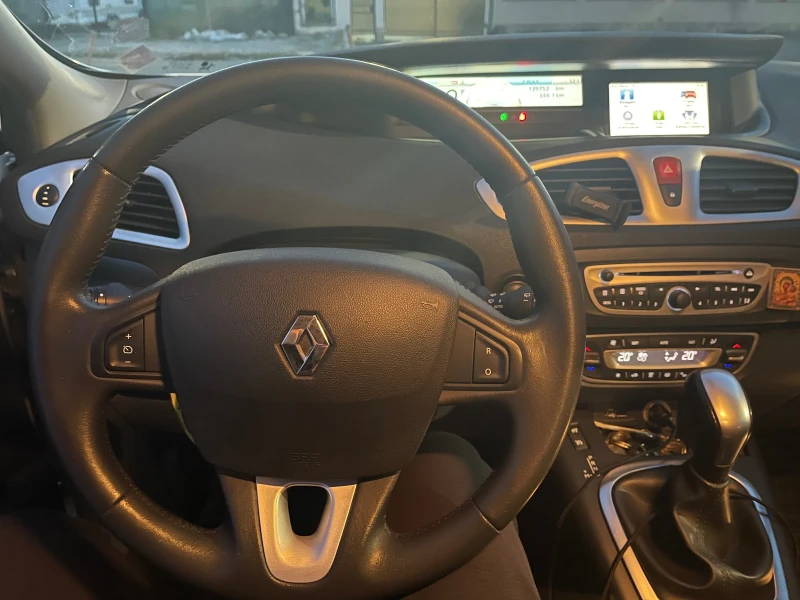 Renault Scenic 1.5dci, снимка 6 - Автомобили и джипове - 49210165