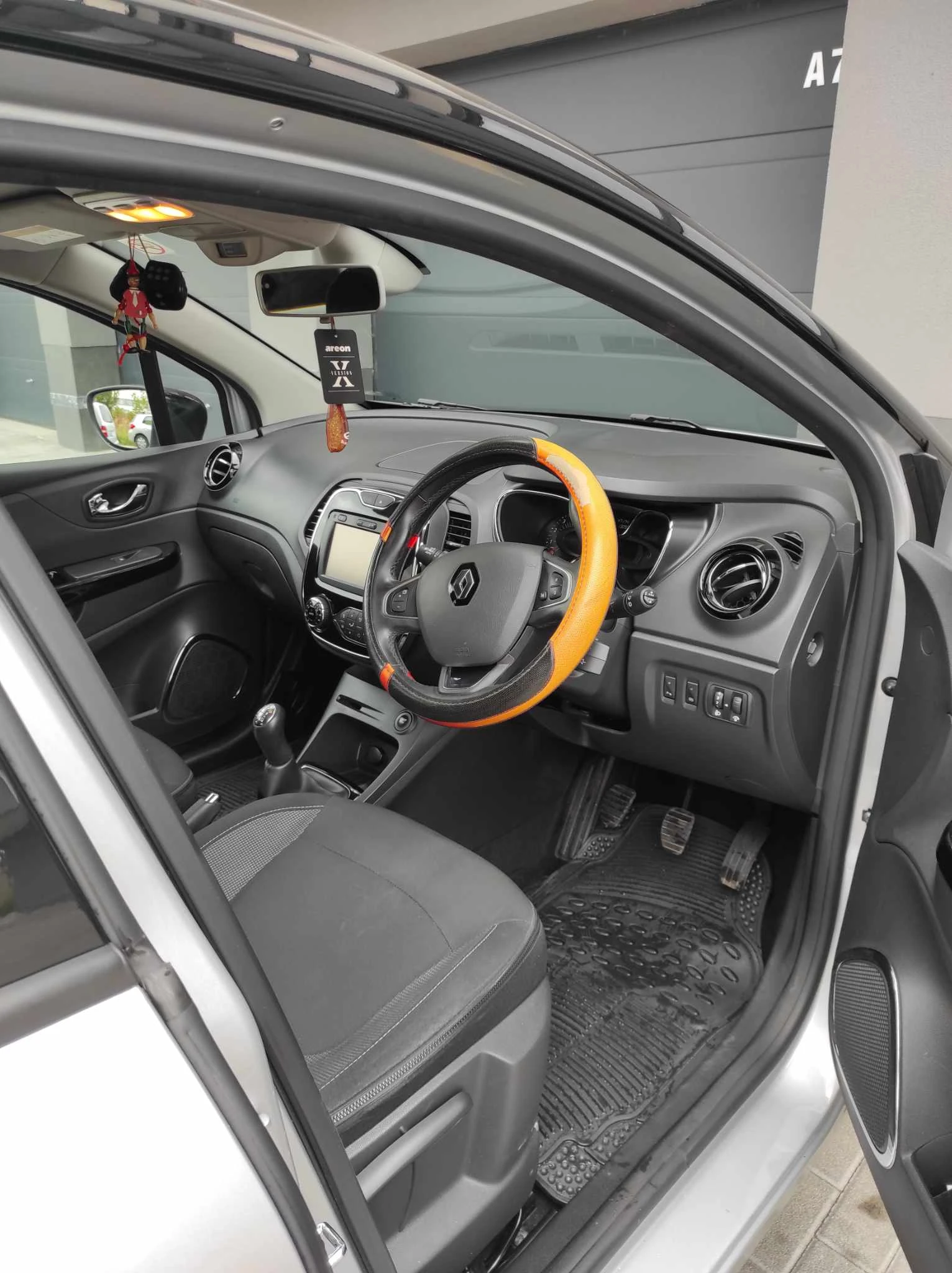 Renault Captur 1, 5 dCi ДЕСЕН волан - изображение 8