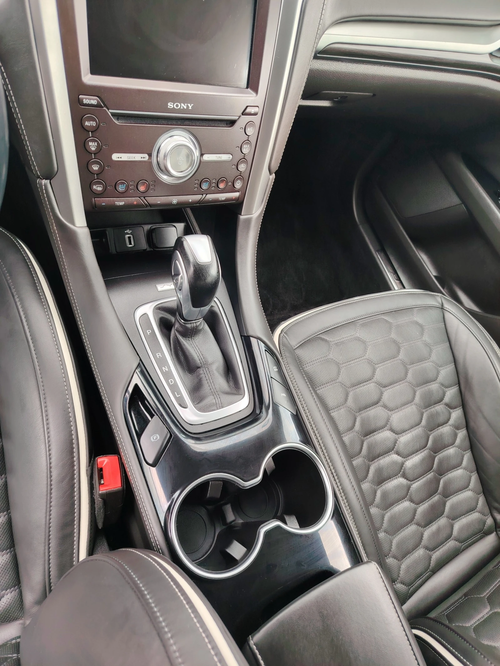 Ford Mondeo 2.0 Hybrid Vignale Face Lift , снимка 9 - Автомобили и джипове - 54582234