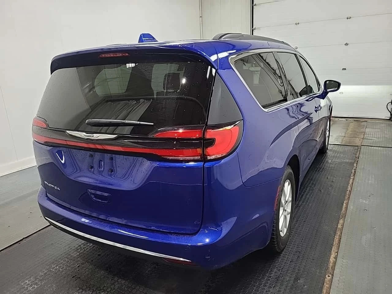 Chrysler Pacifica TOURING| DISTRONIC| 360| ПОДГРЕВИ| 2 КЛЮЧА| CARFAX, снимка 4 - Автомобили и джипове - 54656379