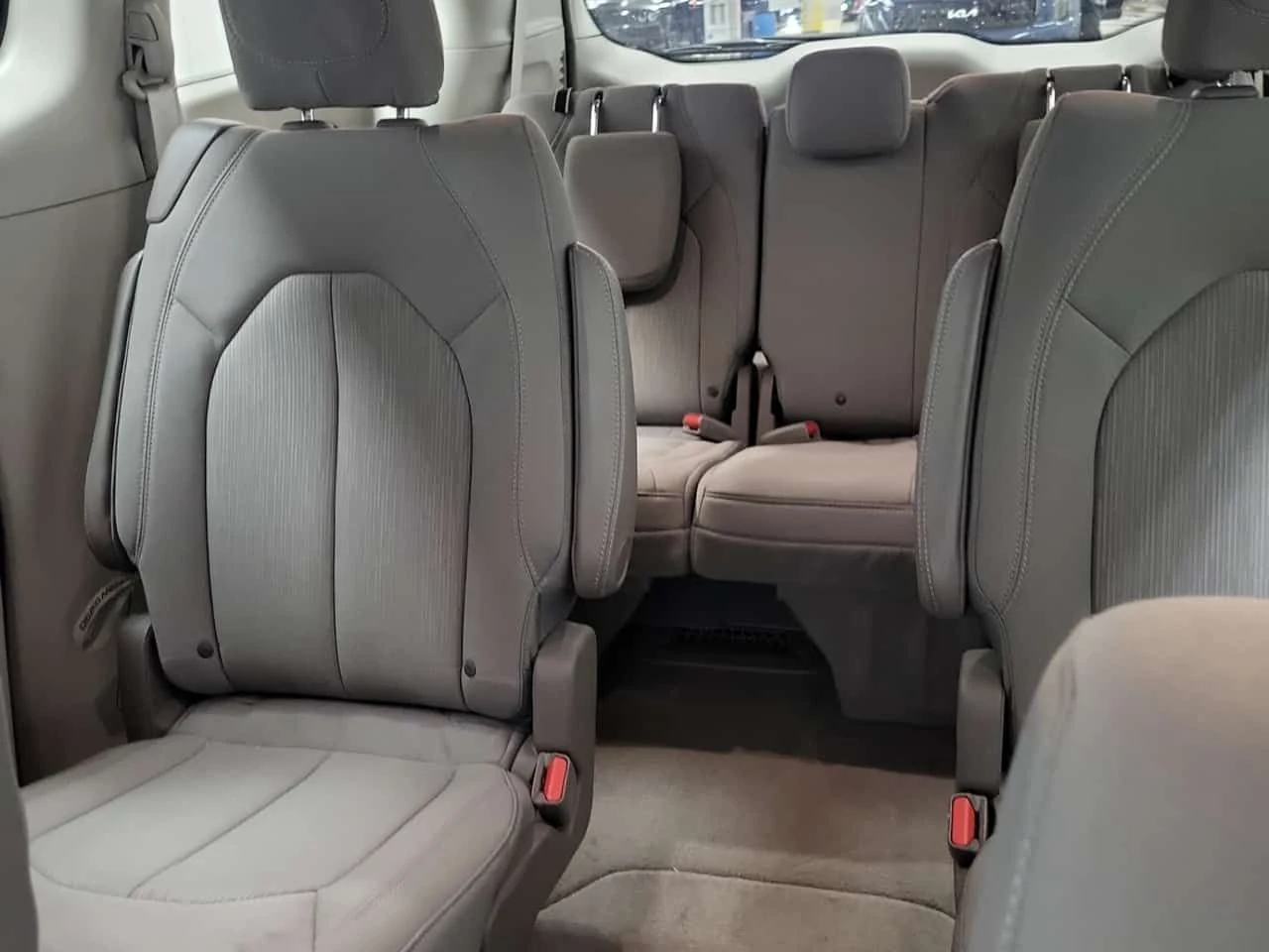 Chrysler Pacifica TOURING| DISTRONIC| 360| ПОДГРЕВИ| 2 КЛЮЧА| CARFAX, снимка 14 - Автомобили и джипове - 54656379