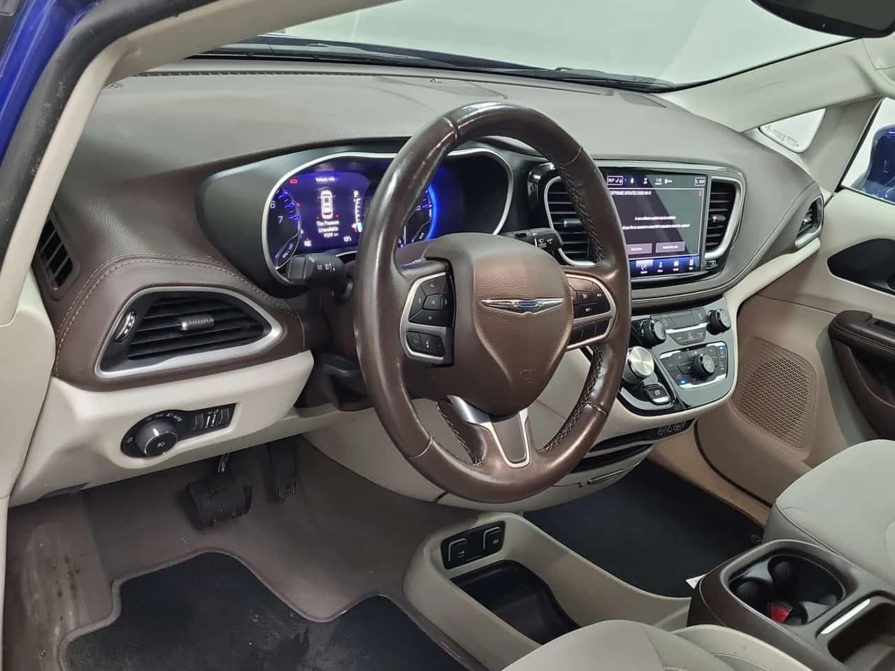Chrysler Pacifica TOURING| DISTRONIC| 360| ПОДГРЕВИ| 2 КЛЮЧА| CARFAX, снимка 10 - Автомобили и джипове - 54656379