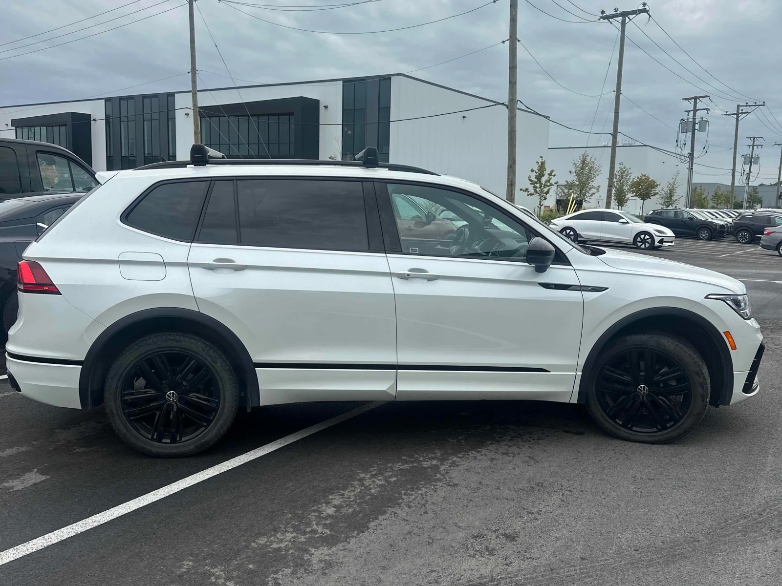 VW Tiguan * Comfortline R Line Black Edition * CARFAX * , снимка 4 - Автомобили и джипове - 56012846