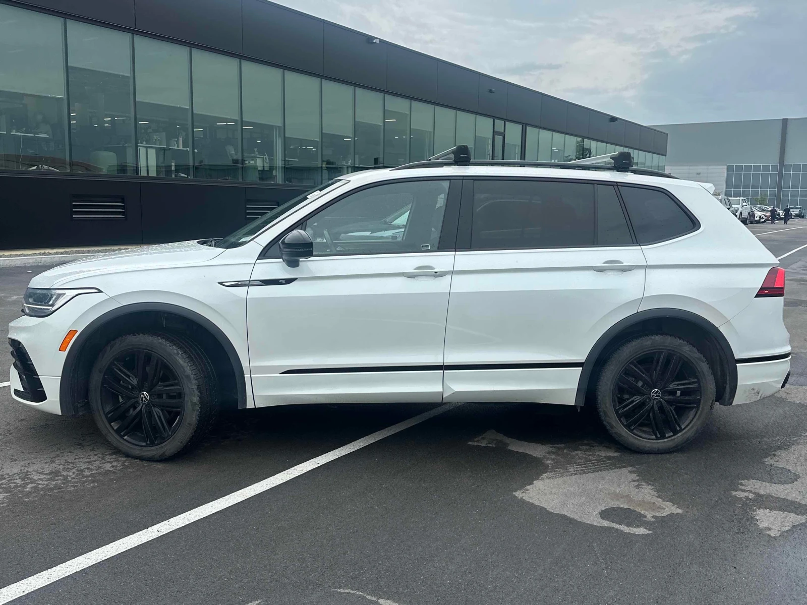 VW Tiguan * Comfortline R Line Black Edition * CARFAX * , снимка 3 - Автомобили и джипове - 56012846