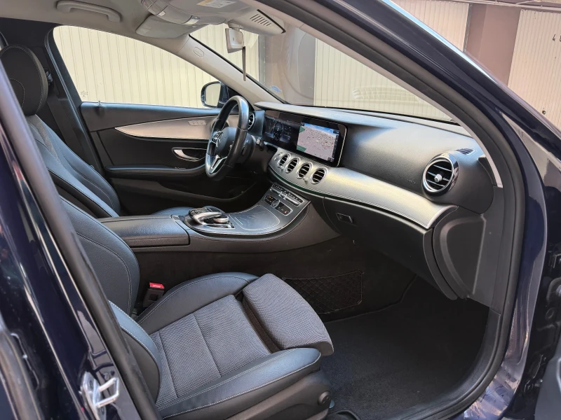 Mercedes-Benz E 220 AMG 9G-tronic, снимка 12 - Автомобили и джипове - 52892677
