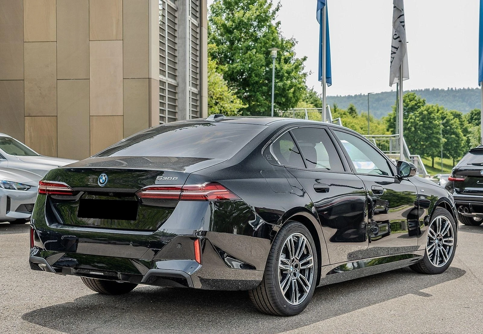 BMW 530 e/PLUG-IN/M-SPORT/KEYLESS/H&K/ICONIC GLOW/SHADOW/ - изображение 3