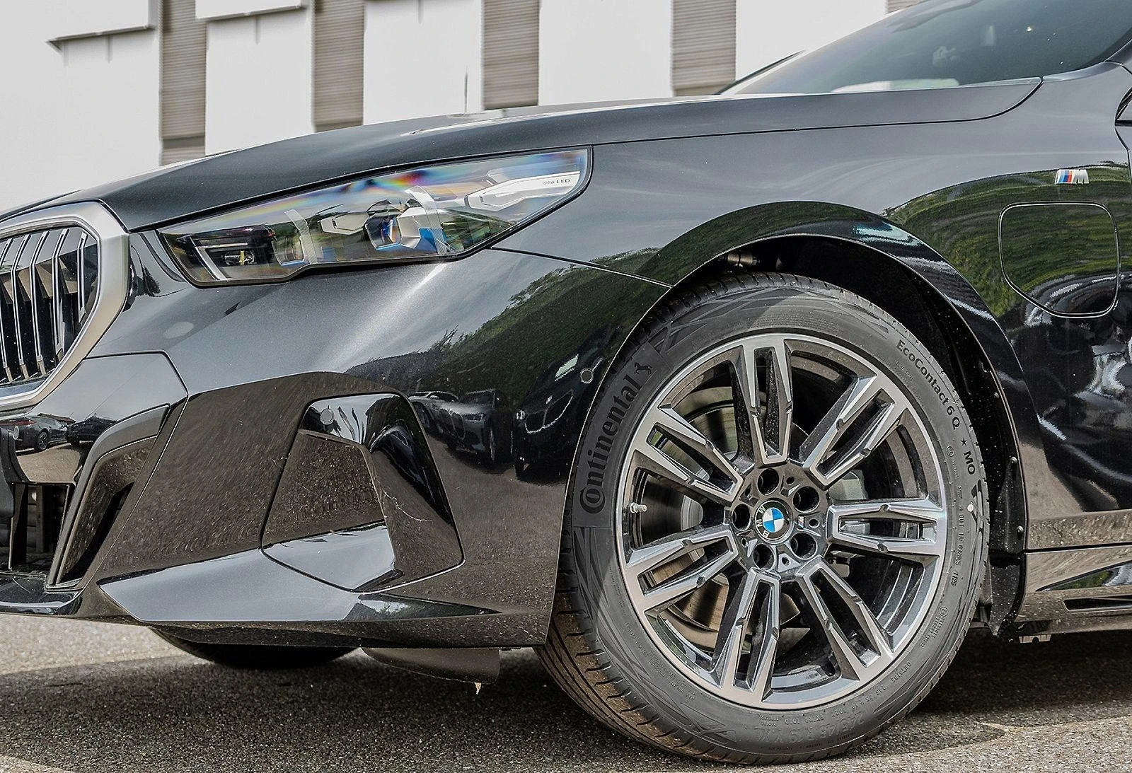 BMW 530 e/PLUG-IN/M-SPORT/KEYLESS/H&K/ICONIC GLOW/SHADOW/ - изображение 2