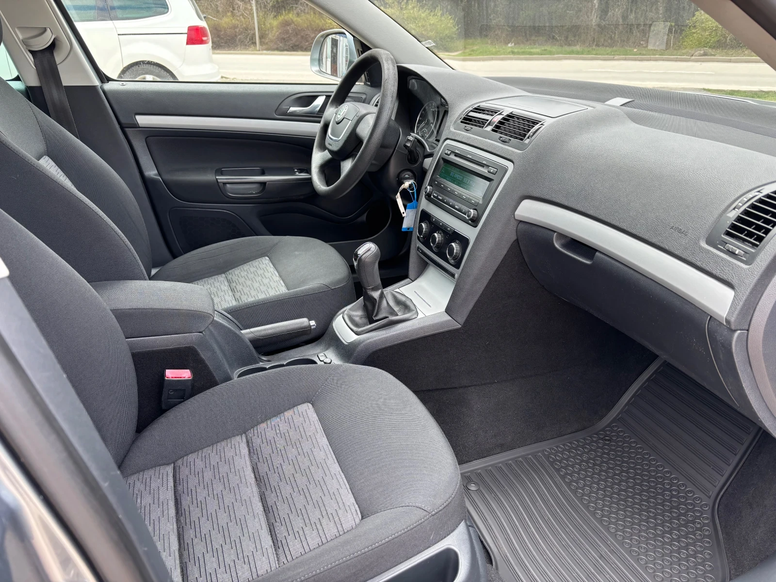 Skoda Octavia 1.6TDI 4x4, снимка 8 - Автомобили и джипове - 54039171