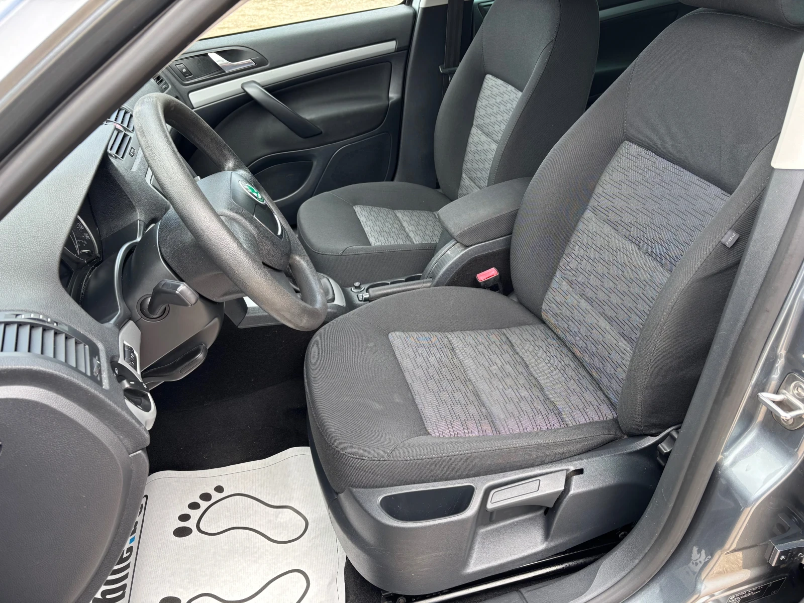 Skoda Octavia 1.6TDI 4x4, снимка 9 - Автомобили и джипове - 54039171