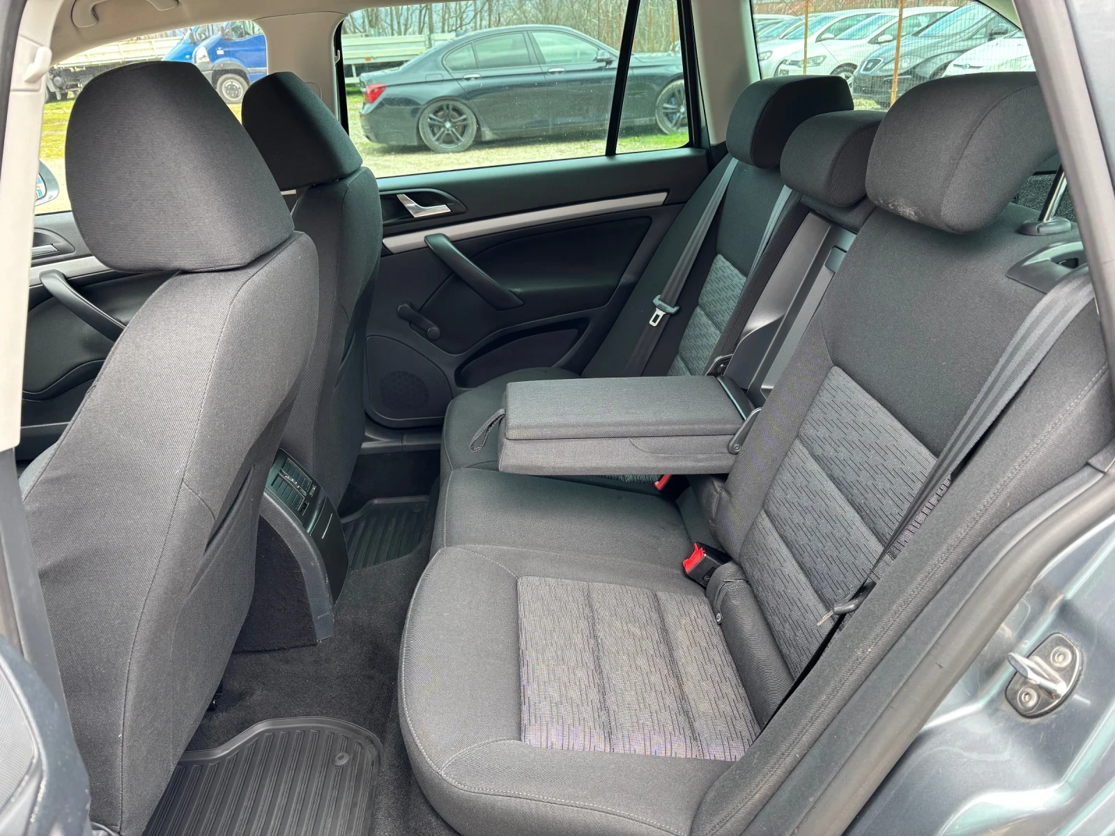 Skoda Octavia 1.6TDI 4x4, снимка 11 - Автомобили и джипове - 54039171