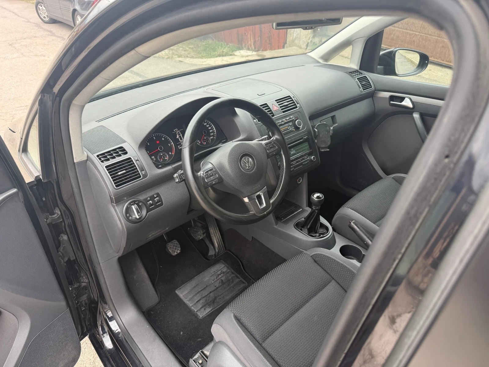 VW Touran 1.6TDI 105 k.c. 7-Места, снимка 8 - Автомобили и джипове - 54058784