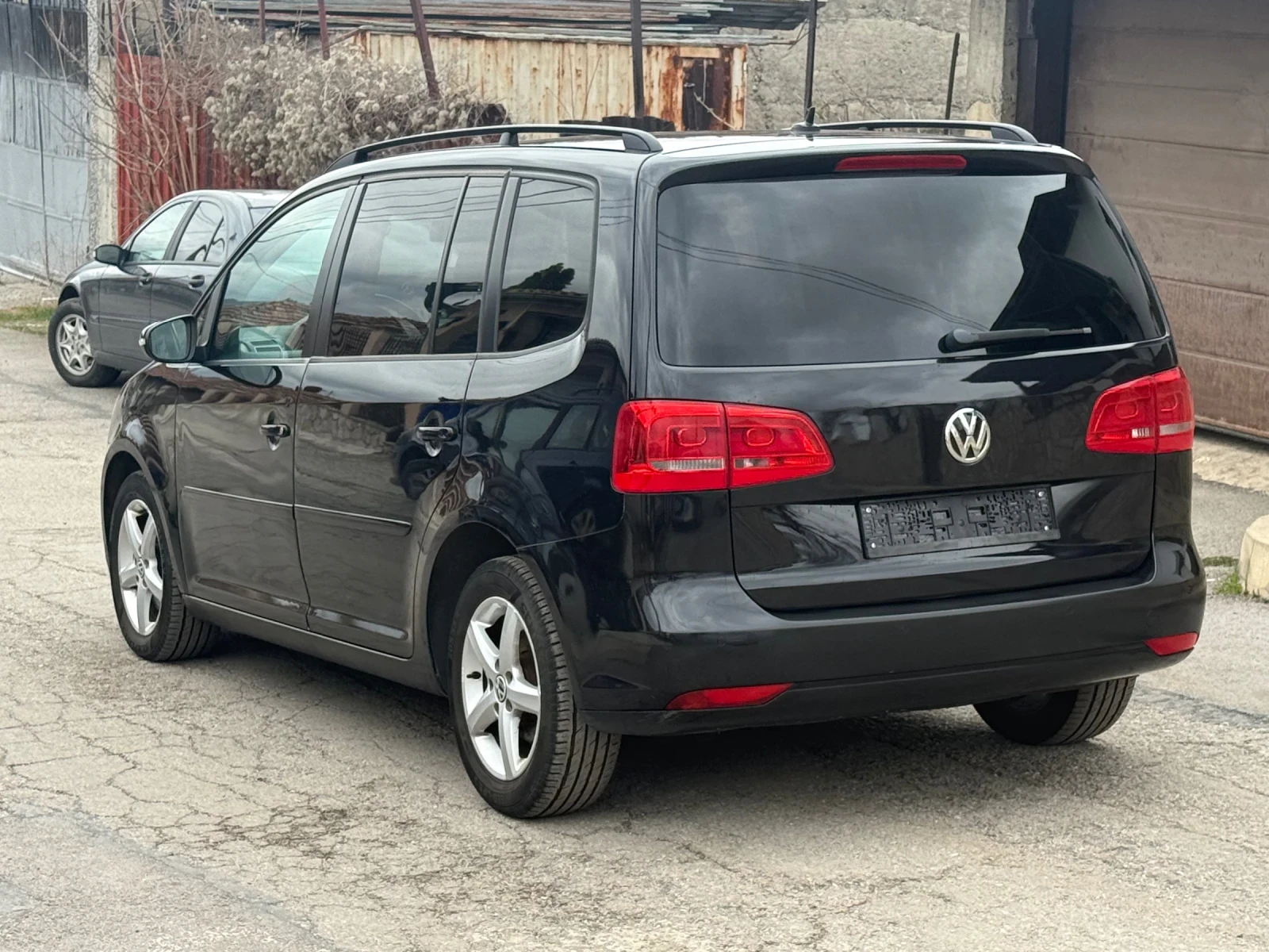 VW Touran 1.6TDI 105 k.c. 7-Места, снимка 6 - Автомобили и джипове - 54058784