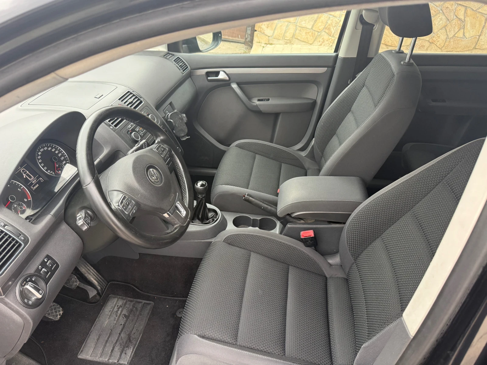 VW Touran 1.6TDI 105 k.c. 7-Места, снимка 9 - Автомобили и джипове - 54058784