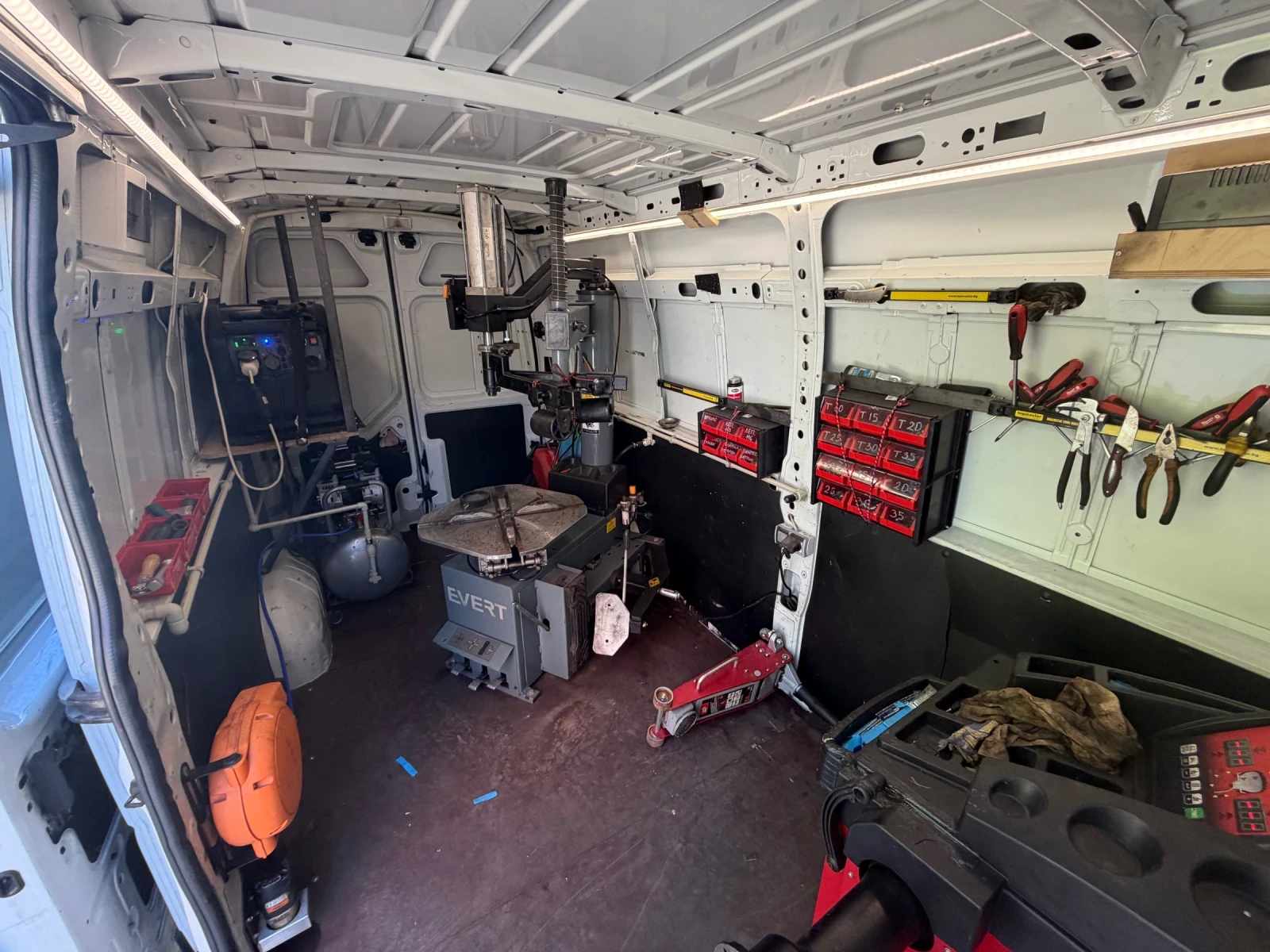 Renault Master Мобилен сервиз за гуми, снимка 11 - Бусове и автобуси - 54689009
