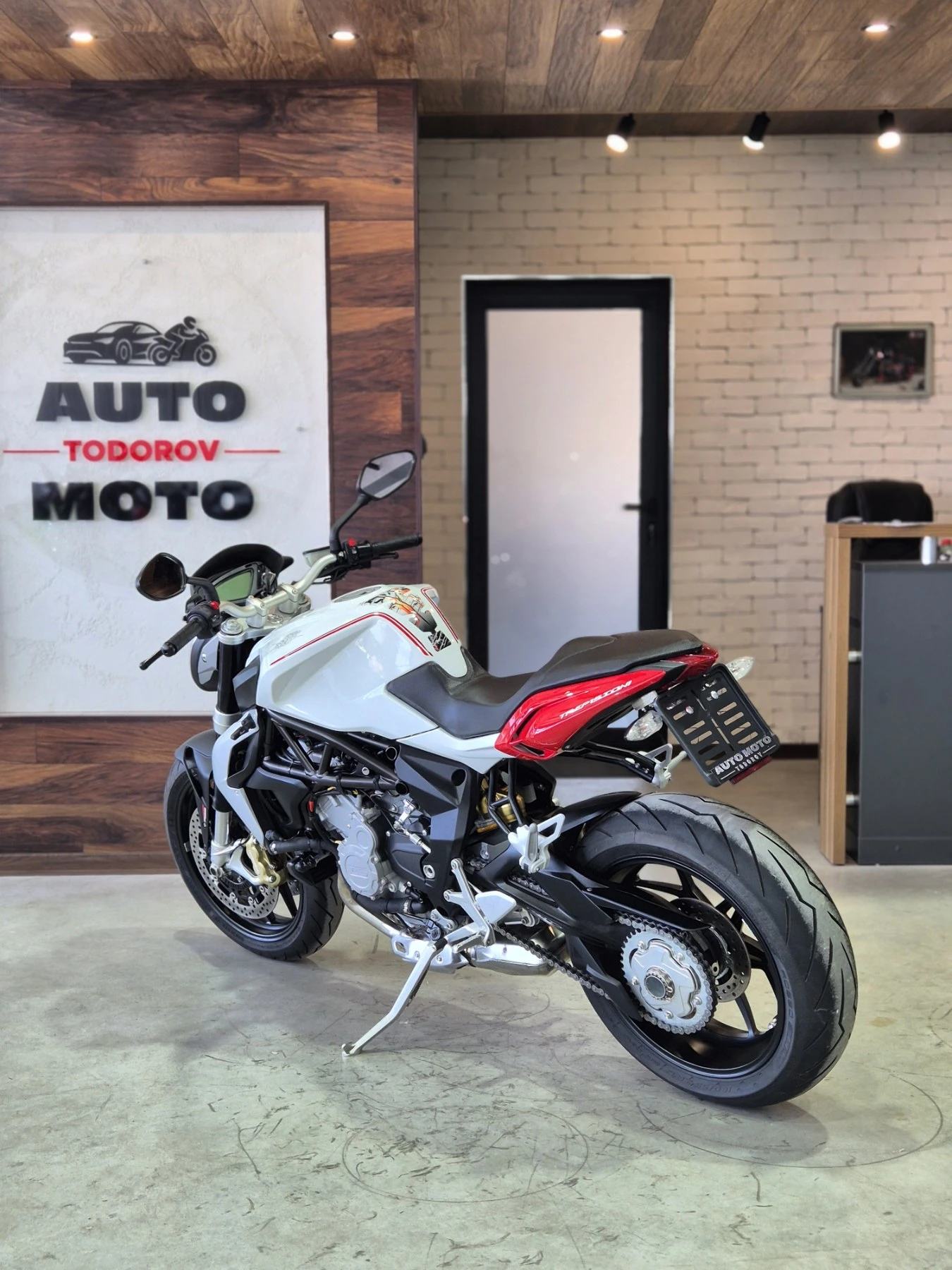 MV Agusta Brutale 800 TREPISTONI 6000км!!! ABS TC Нов внос ШВЕЙЦАРИЯ, снимка 5 - Мотоциклети и мототехника - 55613851