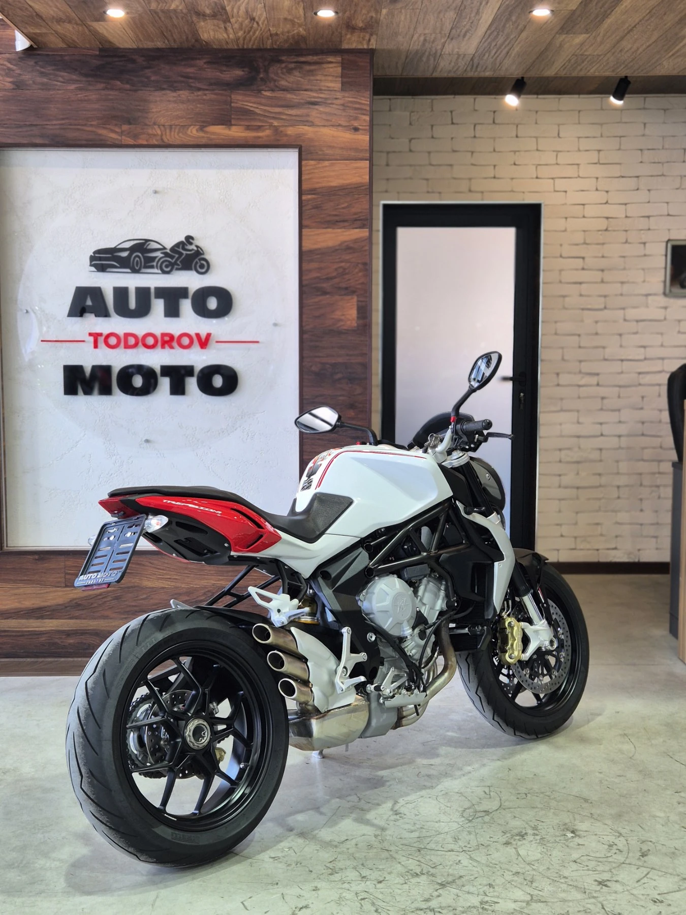 MV Agusta Brutale 800 TREPISTONI 6000км!!! ABS TC Нов внос ШВЕЙЦАРИЯ, снимка 7 - Мотоциклети и мототехника - 55613851