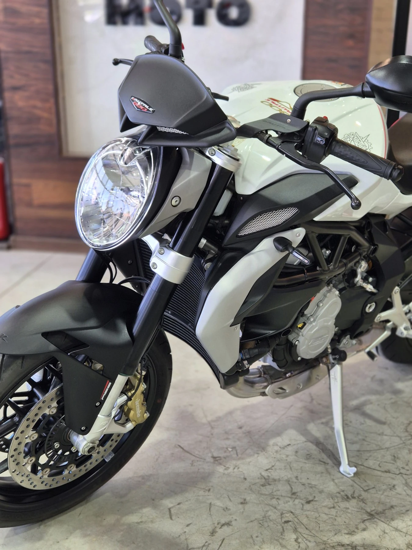 MV Agusta Brutale 800 TREPISTONI 6000км!!! ABS TC Нов внос ШВЕЙЦАРИЯ, снимка 8 - Мотоциклети и мототехника - 55613851