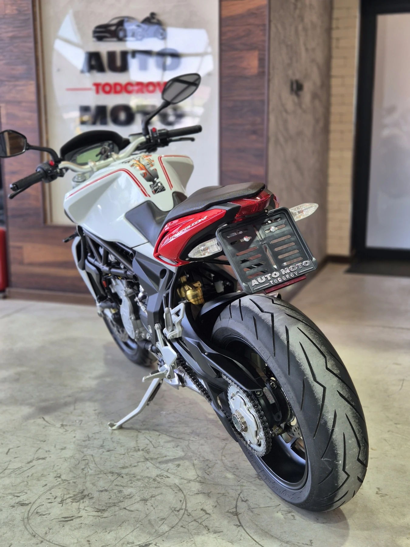 MV Agusta Brutale 800 TREPISTONI 6000км!!! ABS TC Нов внос ШВЕЙЦАРИЯ, снимка 6 - Мотоциклети и мототехника - 55613851