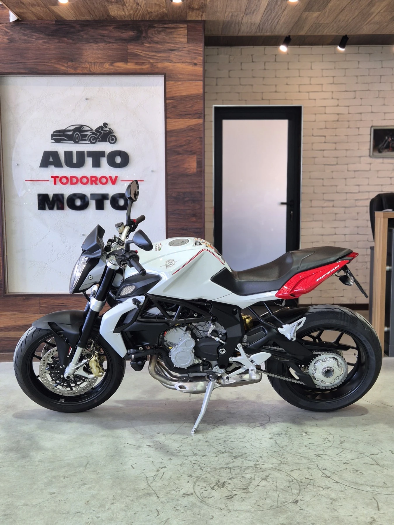 MV Agusta Brutale 800 TREPISTONI 6000км!!! ABS TC Нов внос ШВЕЙЦАРИЯ, снимка 4 - Мотоциклети и мототехника - 55613851