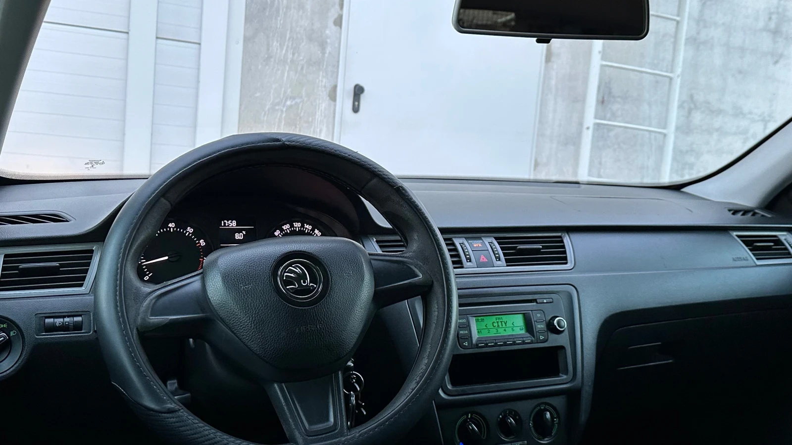 Skoda Rapid 1.2 TSI 75 кс , снимка 9 - Автомобили и джипове - 54026283