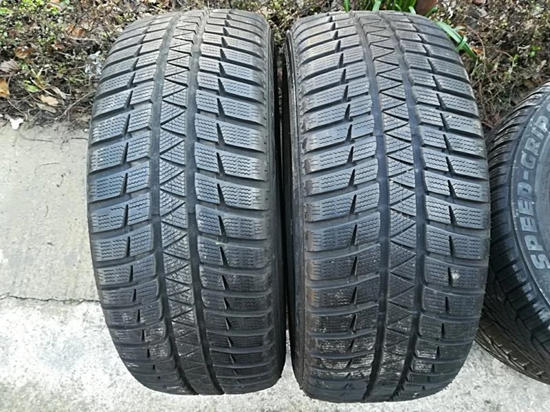 Гуми Зимни 215/50R17, снимка 1 - Гуми и джанти - 23733267