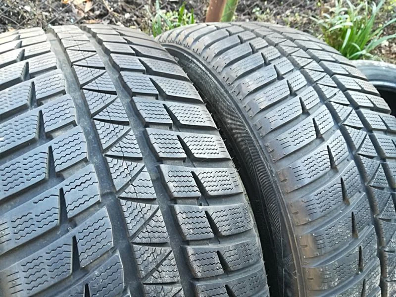 Гуми Зимни 215/50R17, снимка 2 - Гуми и джанти - 23733267