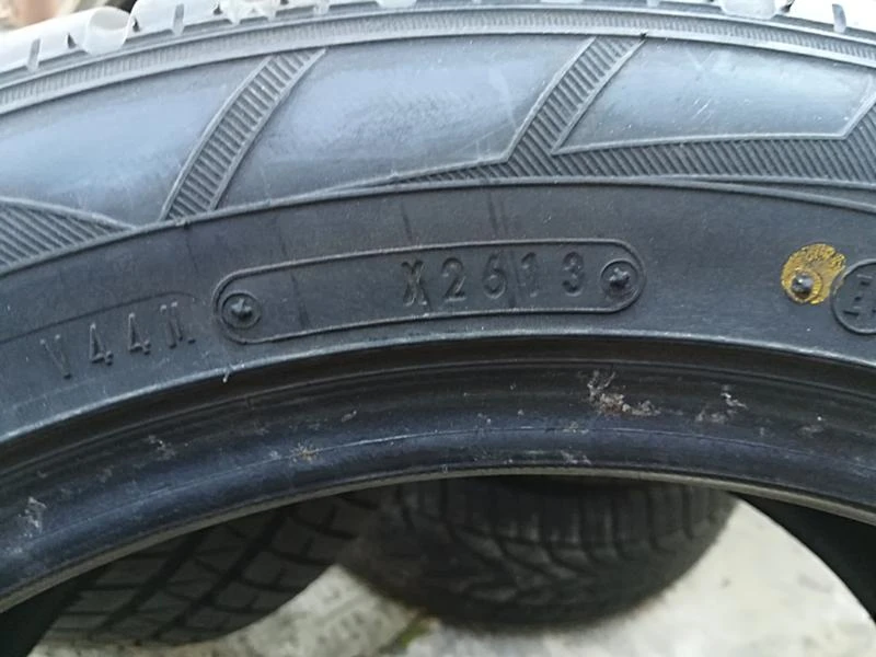 Гуми Зимни 215/50R17, снимка 6 - Гуми и джанти - 23733267