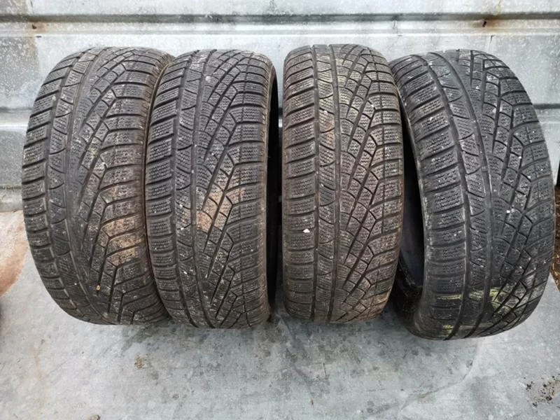 Гуми Зимни 235/55R17, снимка 1 - Гуми и джанти - 24580284