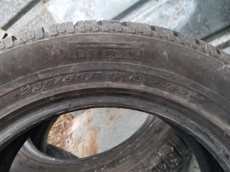 Гуми Зимни 235/55R17, снимка 2 - Гуми и джанти - 24580284