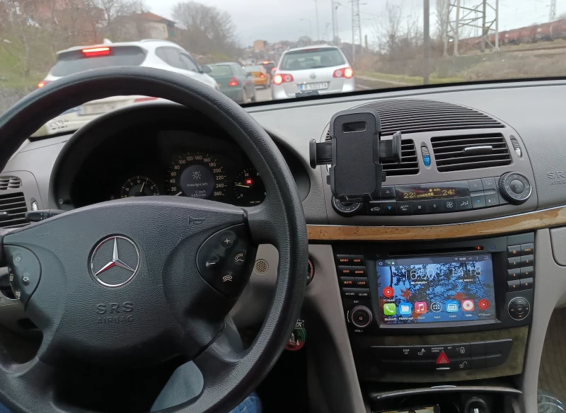 Mercedes-Benz E 220, снимка 4 - Автомобили и джипове - 53434005