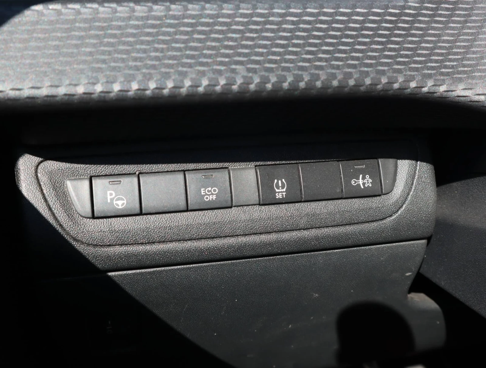 Peugeot 2008 1.6 HDI, снимка 14 - Автомобили и джипове - 55929139