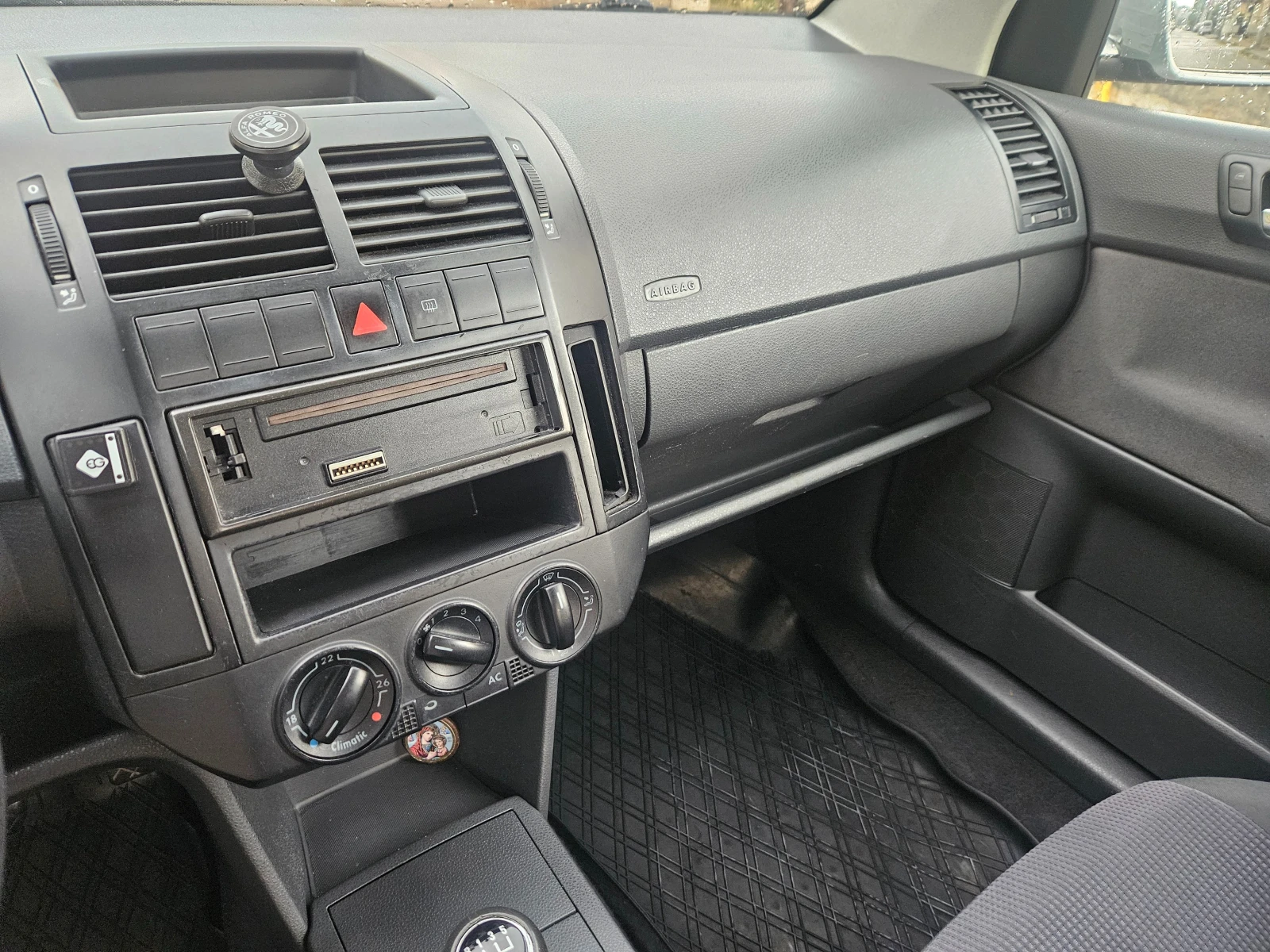 VW Polo, снимка 7 - Автомобили и джипове - 56191422