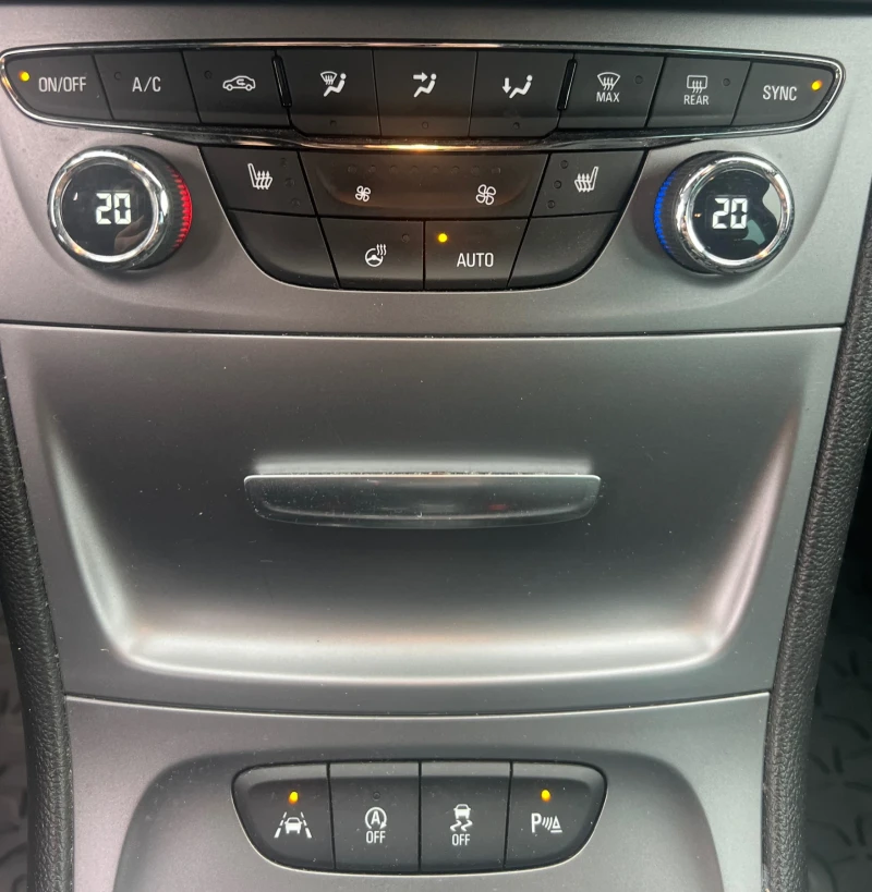 Opel Astra 1.4T Автоматик, снимка 13 - Автомобили и джипове - 53123046