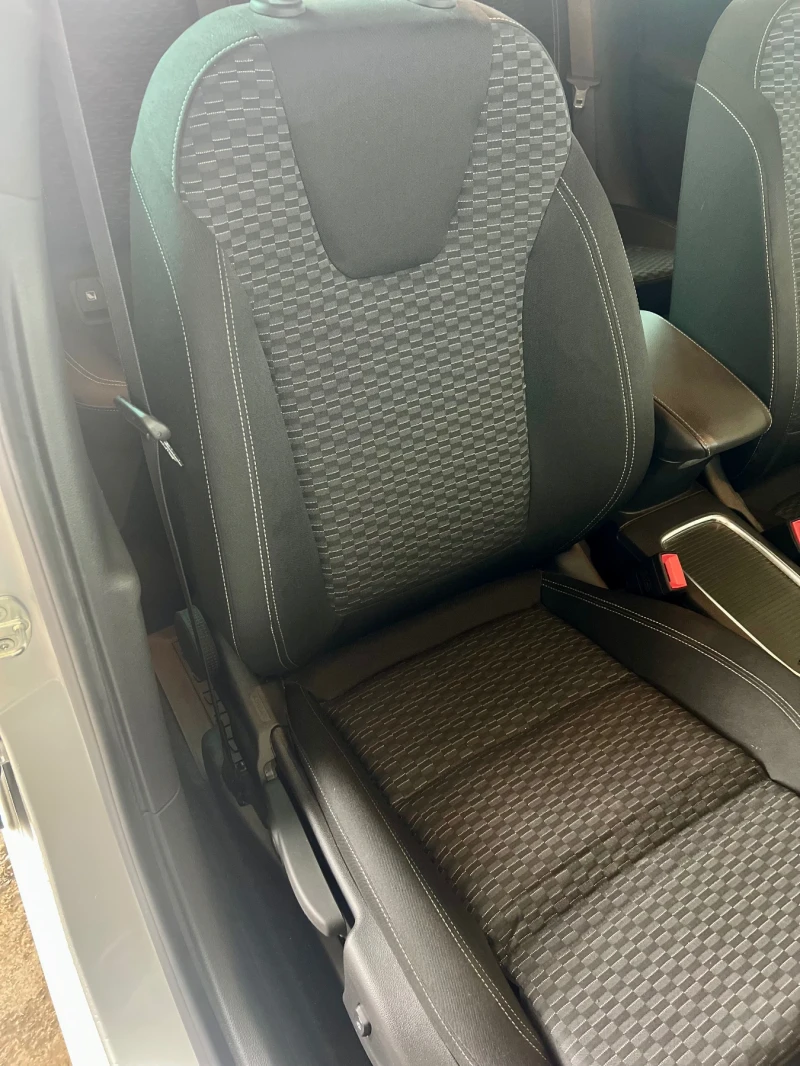 Opel Astra 1.4T Автоматик, снимка 8 - Автомобили и джипове - 53123046