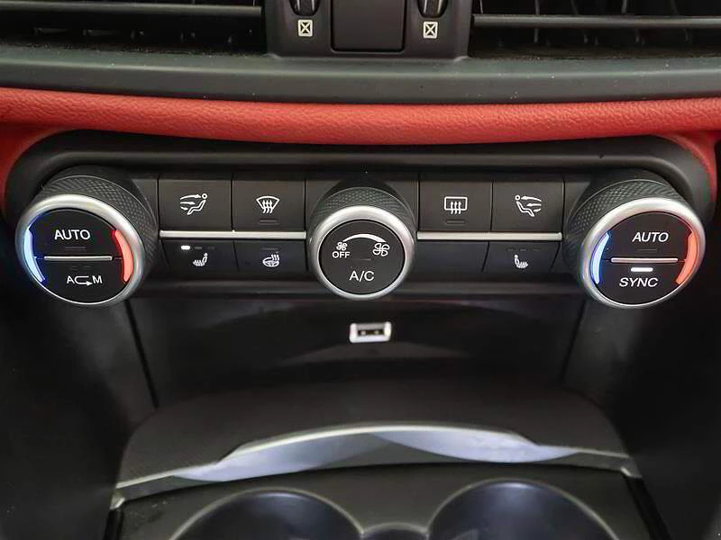 Alfa Romeo Giulia Sport* Harman* DIS* Blindspot* Blinde, снимка 9 - Автомобили и джипове - 54145575