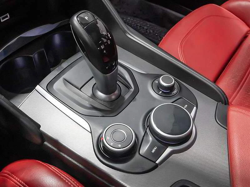 Alfa Romeo Giulia Sport* Harman* DIS* Blindspot* Blinde, снимка 13 - Автомобили и джипове - 54145575