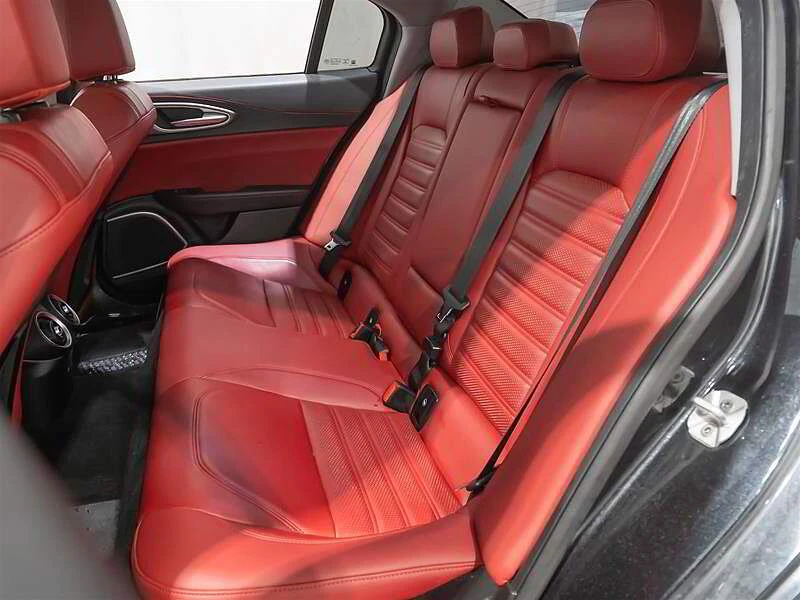 Alfa Romeo Giulia Sport* Harman* DIS* Blindspot* Blinde, снимка 11 - Автомобили и джипове - 54145575