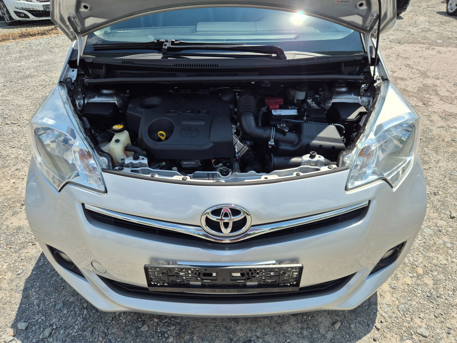 Toyota Verso S 1.4D-4D 90кс, снимка 15 - Автомобили и джипове - 55011403
