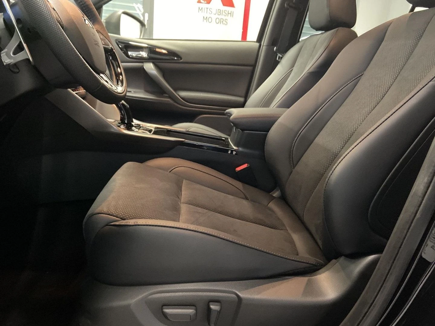 Mitsubishi Eclipse Cross НОВ!2.4PHEV/188HP/SELECT-BLACK/4X4/CAM/ACC/525v - изображение 10