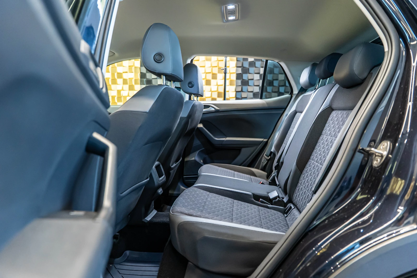 VW T-Cross 1.0 TSI R-Line - изображение 9