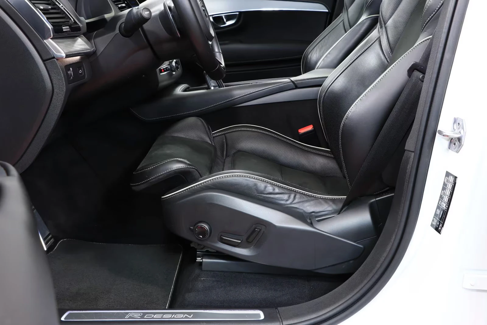 Volvo Xc90 R-DESIGN/235HP/PANO/HUD/CAM/ACC/DIGI/KLESS/147g - изображение 8