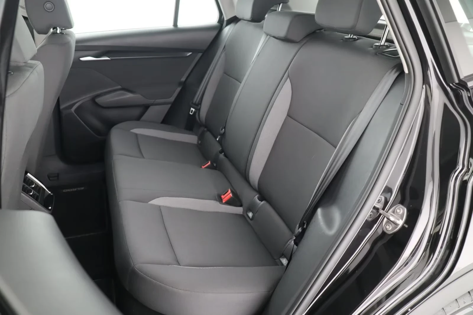 Skoda Elroq 50 Tour LED NAVI CAMERA PDC Heated Seats/Wheel, снимка 15 - Автомобили и джипове - 54043786