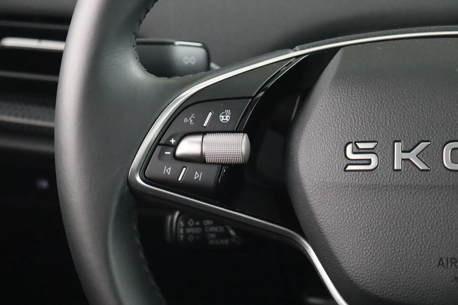 Skoda Elroq 50 Tour LED NAVI CAMERA PDC Heated Seats/Wheel, снимка 10 - Автомобили и джипове - 54043786