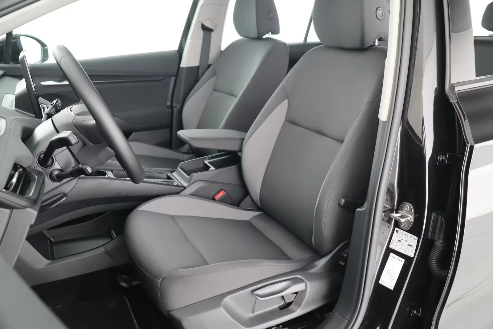 Skoda Elroq 50 Tour LED NAVI CAMERA PDC Heated Seats/Wheel, снимка 11 - Автомобили и джипове - 54043786