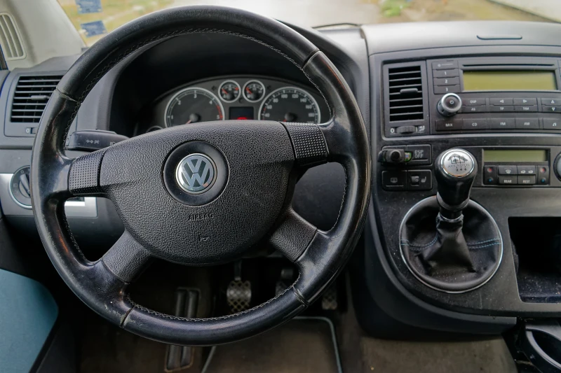 VW Multivan 2.5 TDI, снимка 10 - Бусове и автобуси - 52594333