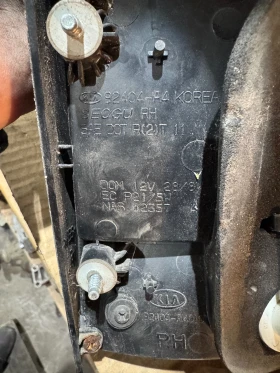 Kia Carens 2013г вътрешен десен стоп на капака, снимка 3