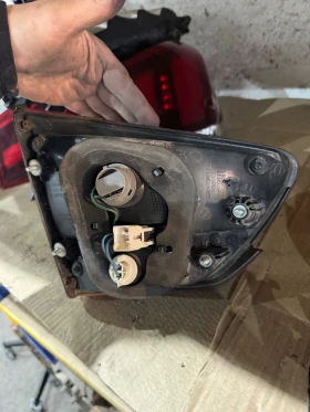 Kia Carens 2013г вътрешен десен стоп на капака, снимка 2