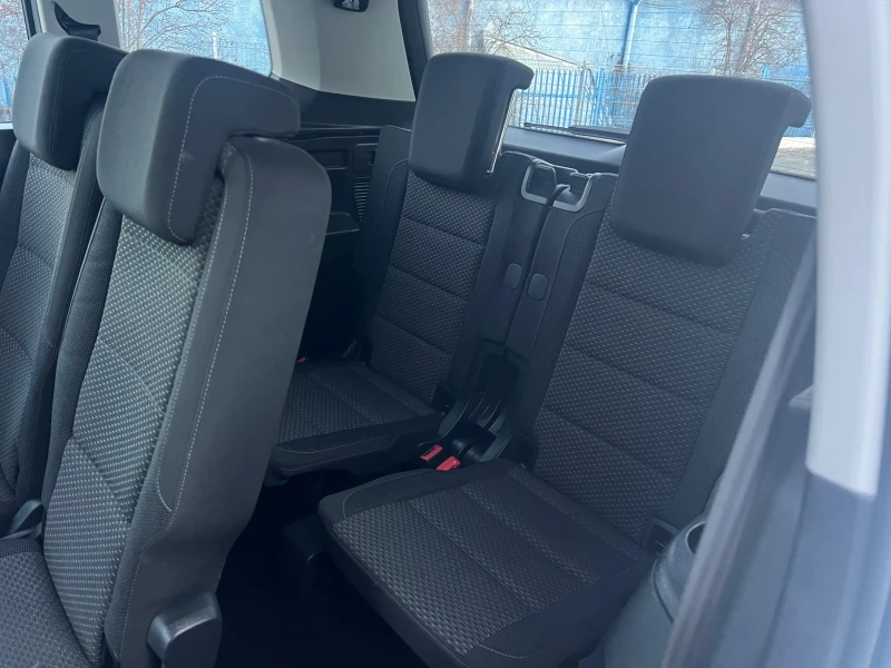 VW Touran  2.0TDI DSG 7места Facelift , снимка 15 - Автомобили и джипове - 53113324