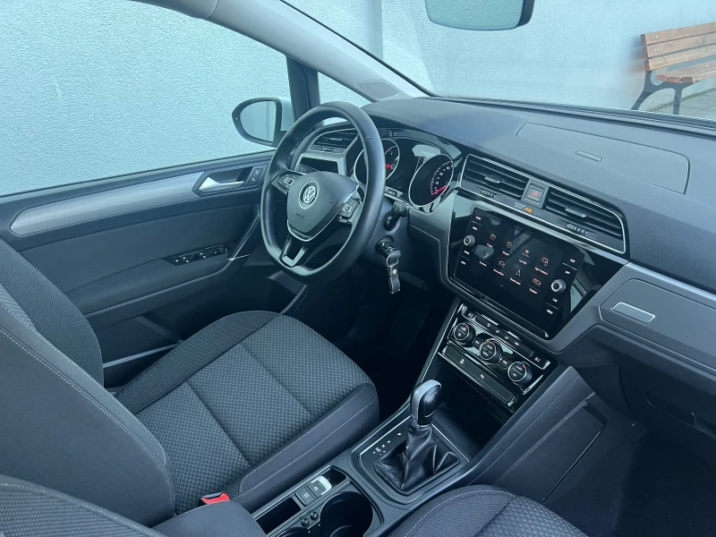 VW Touran  2.0TDI DSG 7места Facelift , снимка 13 - Автомобили и джипове - 53113324